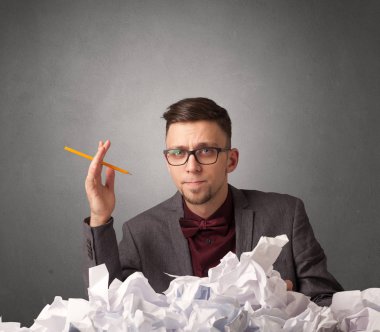 İşadamı buruşuk kağıt arkasında