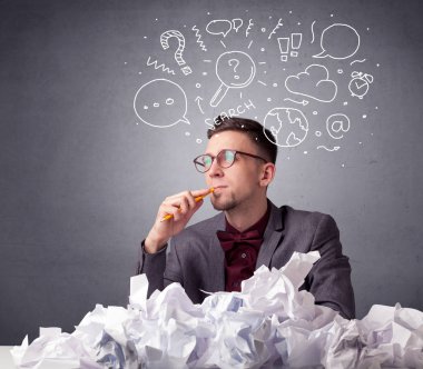 İşadamı buruşuk kağıt arkasında