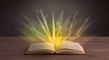 Kitap üzerinde sarı ışık 