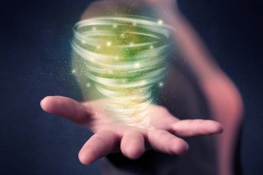 Kadın holding yeşil kasırga