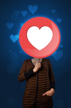 Kalp işareti tutan kadın