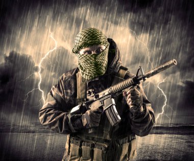 Maske ve bir fırtına silah ile tehlikeli silahlı terör wi