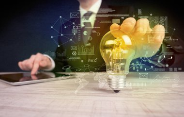 parlak cam ampul tutan işadamı