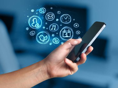 El smartphone telefon app seçenekleri ile tutarak