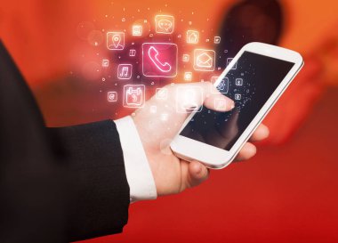 El smartphone telefon app simgeleri ile tutarak