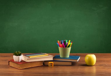 Okul öğeleri boş karatahta ile masada
