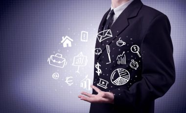 Avuçlarında çizim simgeleri olan bir ofis çalışanı