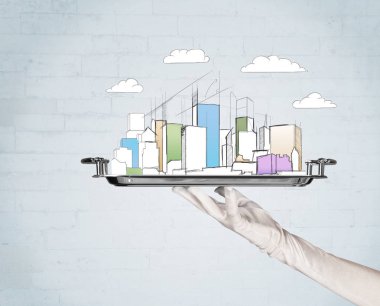 Şehre el ve tepside bulutlar