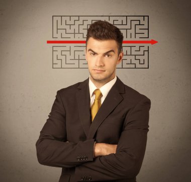 Yakışıklı iş adamı çözme labirent