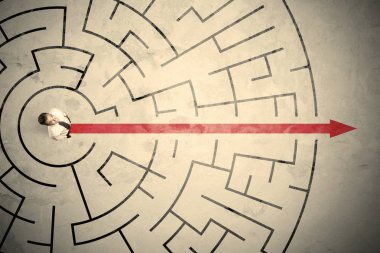 Dairesel bir labirent ortasında duran iş kişi