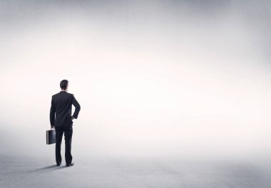 Boş beyaz arkaplanı olan satıcı