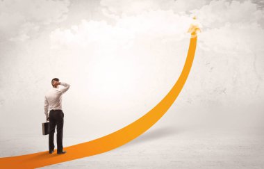 Turuncu ok üzerinde duran iş kişi