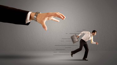 İş adamı büyük bir elden kaçıyor.