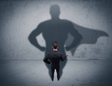 Süper kahraman gölgesi olan başarılı bir iş adamı.