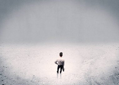 Kentsel boş alanda duran iş adamı