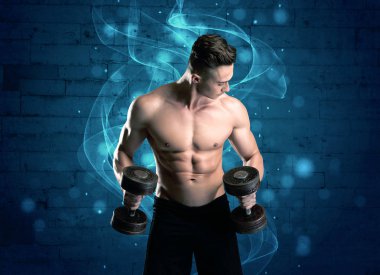 Çekici güçlü fitness adamı ağırlık kaldırıyor.