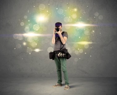 Yanıp sönen ışıkları olan fotoğrafçı