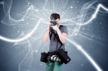 Dinamik çizgileri olan profesyonel fotoğrafçı.
