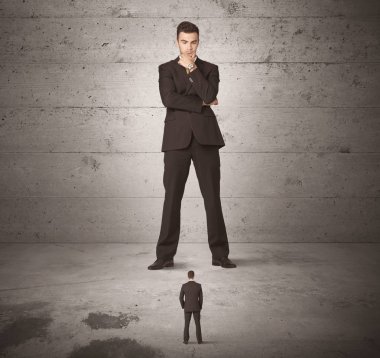 Büyük bir iş adamı küçük bir iş arkadaşına bakıyor.