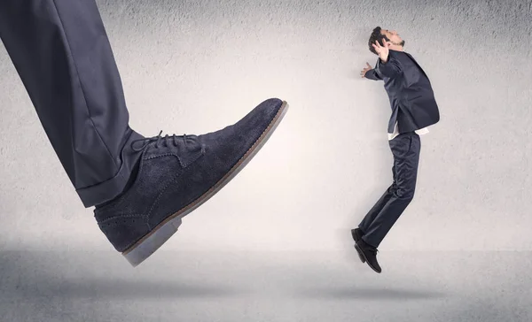 Småföretagare som sparkade av stora sko — Stockfoto