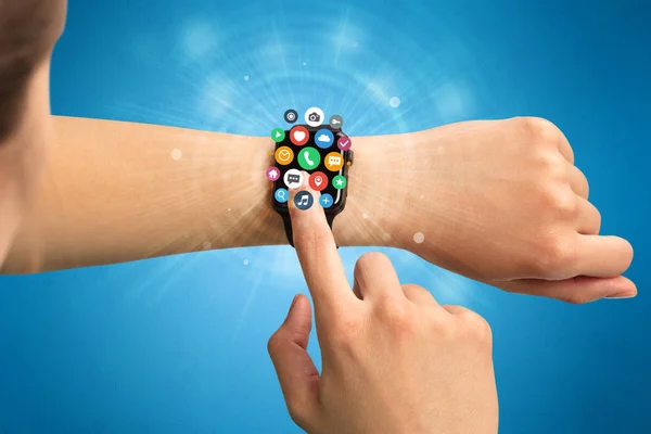 Smartwatch con iconos de aplicación . — Foto de Stock