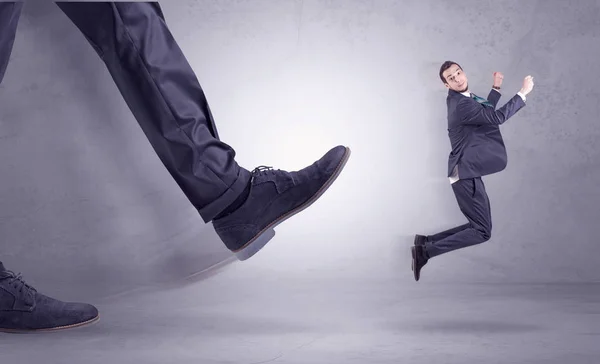 Chutando os pés, homem de negócios voando — Fotografia de Stock
