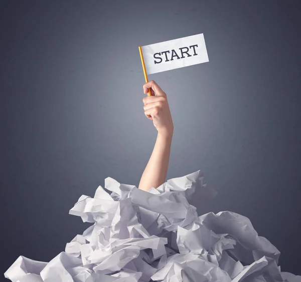 Weibliche Hand hält Startschild — Stockfoto