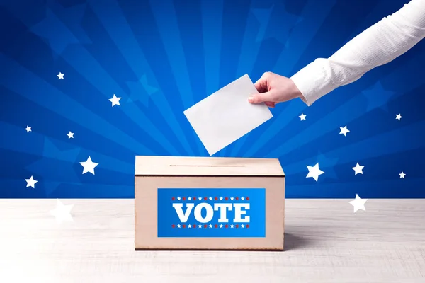 Рука з голосуванням і дерев'яною коробкою — стокове фото