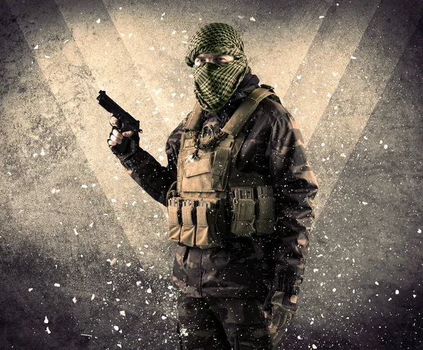 Ritratto di un pericoloso soldato armato mascherato con grugnito dorso — Foto Stock