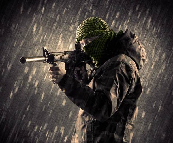 Gewapende terroristische man met masker op regenachtige achtergrond — Stockfoto