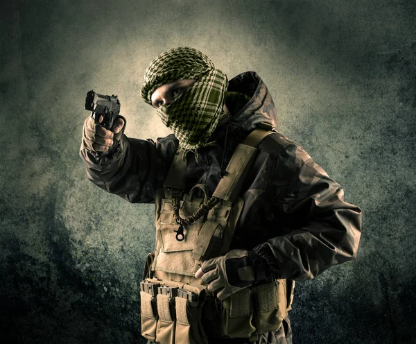 Porträtt av en tungt beväpnade maskerade soldat med grungy bak — Stockfoto