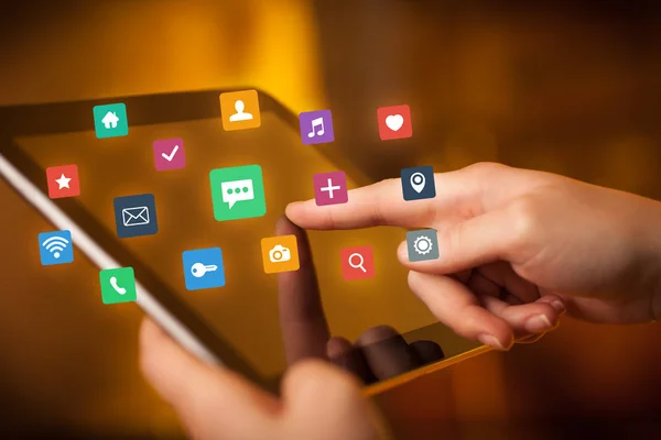 Fingrar vidröra tablett med appar — Stockfoto