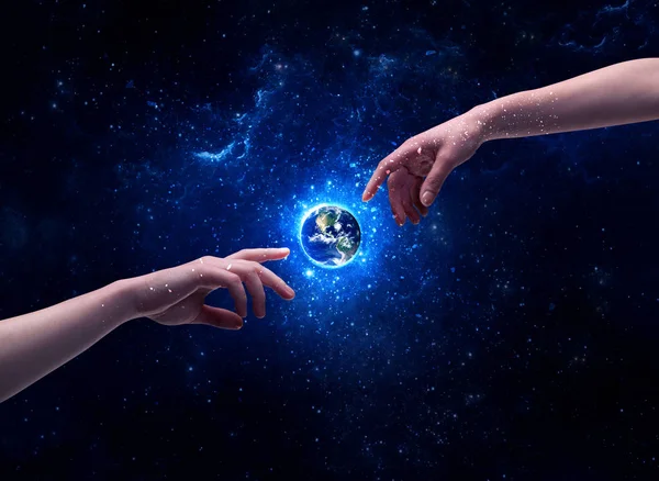 Händerna i rymden berör planeten jorden — Stockfoto