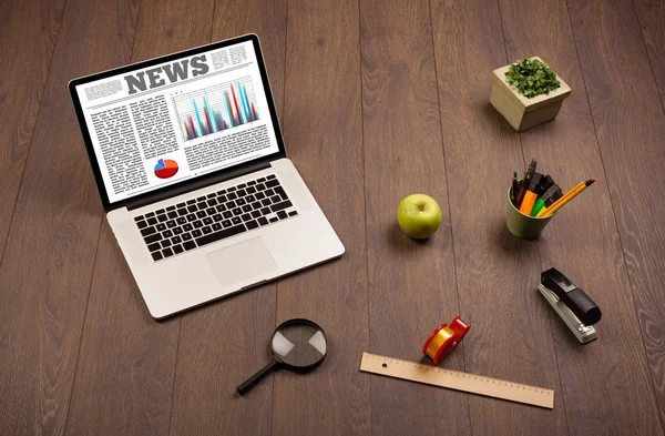 Ofis aksesuarlarıyla birlikte bilgisayar dizüstü bilgisayarı masada. 