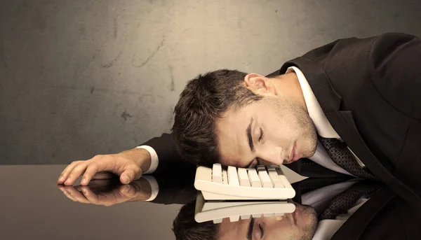Frustrada cabeza de hombre de negocios en el teclado — Foto de Stock