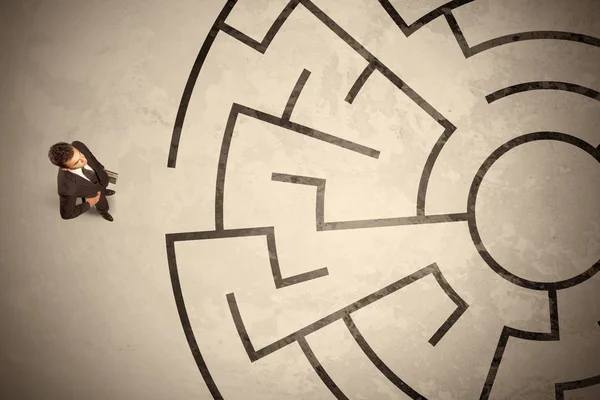Omul de afaceri pierdut caută o cale în labirintul circular — Fotografie, imagine de stoc