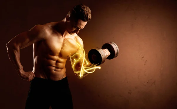 Muskulöser Bodybuilder hebt Gewicht mit Energielampen am Bizeps — Stockfoto