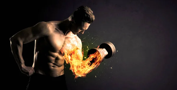Bodybuilder idrottare lyfta vikt med brand explodera arm koncept — Stockfoto