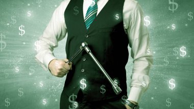 Businassman ayakta elinde aracıyla.