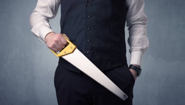 Businesman ayakta elinde aracıyla