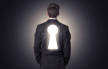 Sırtında siyah anahtar deliği ile ayakta adam