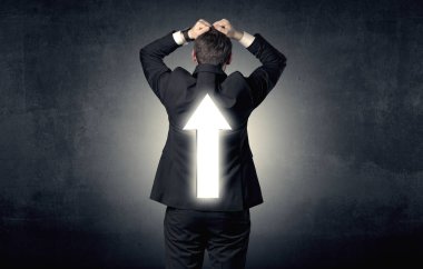 Genç işadamı ile ok sırtında duran