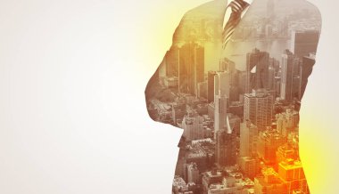 Sırtında siyah anahtar deliği ile ayakta adam