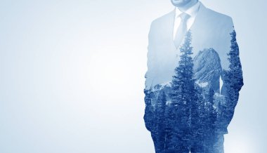 Dağ ile ayakta işadamı