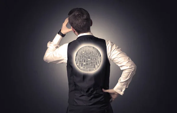 Uomo d'affari in piedi con labirinto sulla schiena — Foto Stock