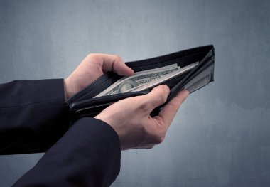 Takım elbise elinde Doları cüzdanından dışarı alır