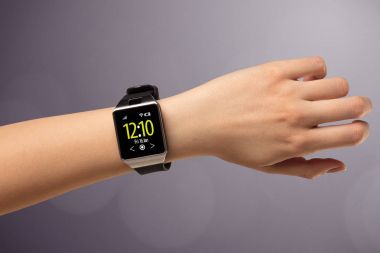 Giyen ve smartwatch basarak el
