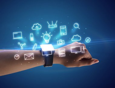 Smartwatch Multimedya sembolleri ile giyen el