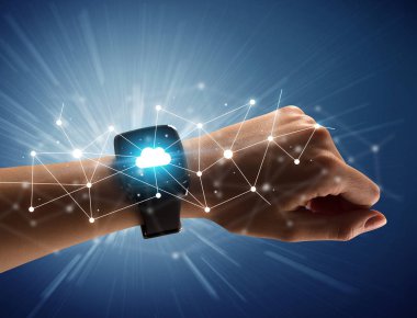 Kadın el smartwatch ve bulutlu simgeler
