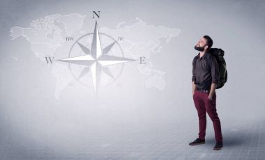 Sırt çantalı genç adam.